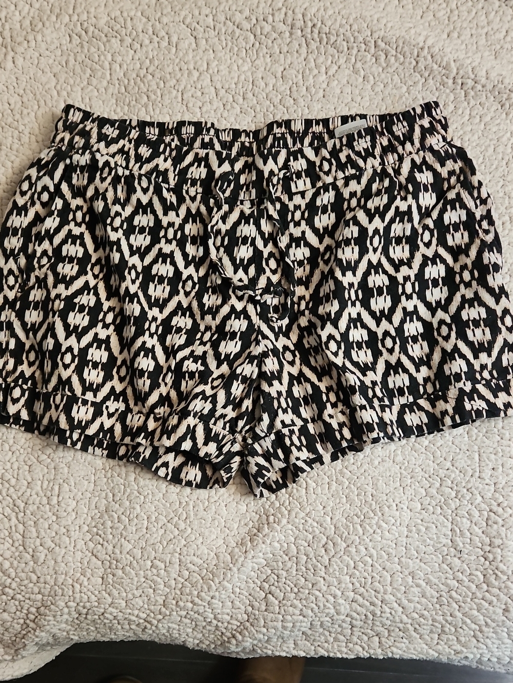 Women's Black and White Patterned Elastic Waist Shorts - Size M